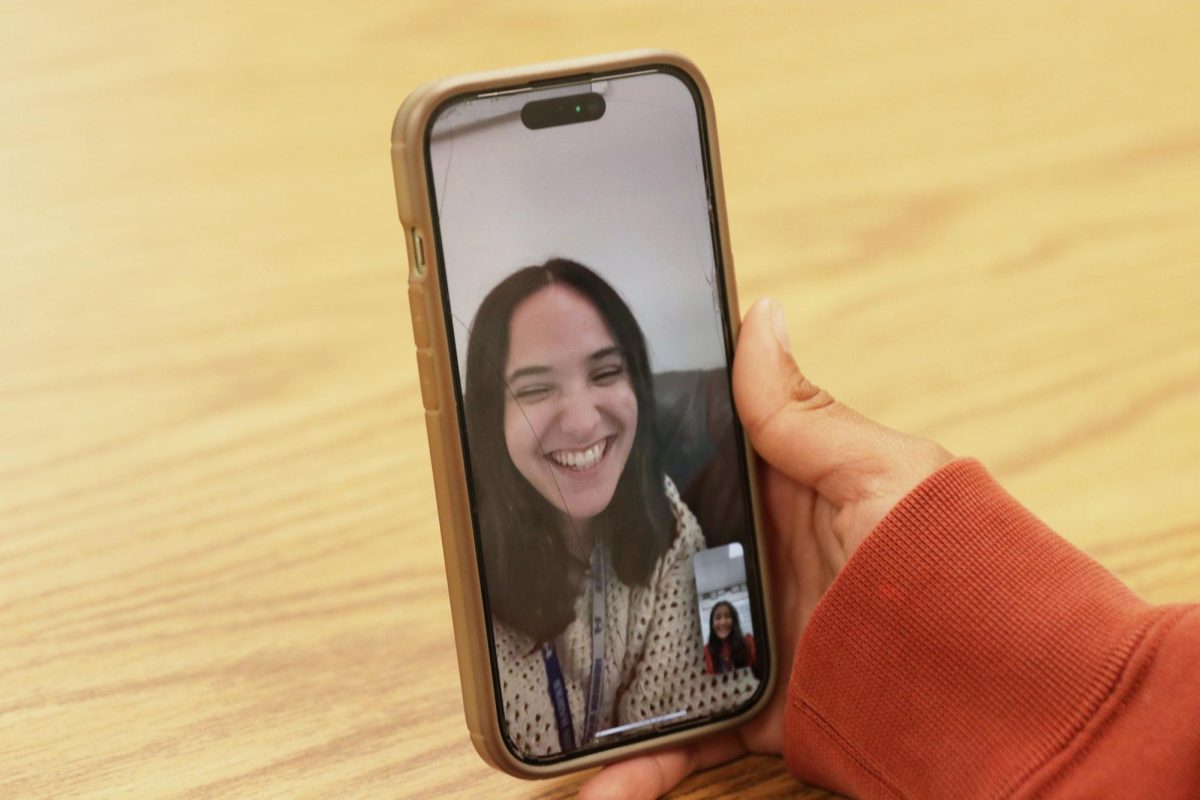 FaceTime makes it possible to talk to friends or see new faces just like in person, except at any time and anywhere. 
